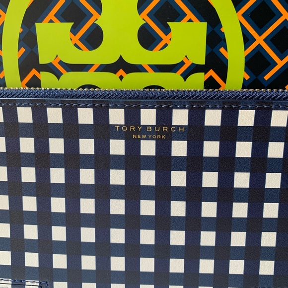 Tory Burch Block T Travel Medium Pouch Navy - Picture 2 of 4
